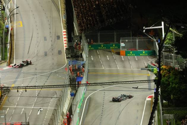 Sport Bilder des Tages 63 RUSSELL George (gbr), Mercedes AMG F1 Team W14, 20 MAGNUSSEN Kevin (den), Haas F1 Team VF-23 Ferrari, action during the 2023 Formula 1 Singapore Airlines Singapore Grand Prix, 15th round of the 2023 Formula One World Championship, WM, Weltmeisterschaft from September 15 to 17, 2023 on the Marina Bay Street Circuit, in Singapore - F1 - SINGAPORE GRAND PRIX 2023 DPPI Panoramic  353A3526