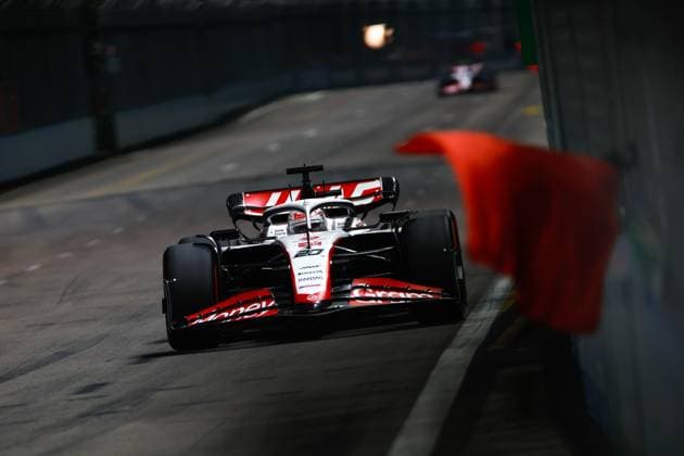 20 MAGNUSSEN Kevin (den), Haas F1 Team VF-23 Ferrari, action during the 2023 Formula 1 Singapore Airlines Singapore Grand Prix, 15th round of the 2023 Formula One World Championship, WM, Weltmeisterschaft from September 15 to 17, 2023 on the Marina Bay Street Circuit, in Singapore - F1 - SINGAPORE GRAND PRIX 2023 DPPI Panoramic  00123034__35A2463