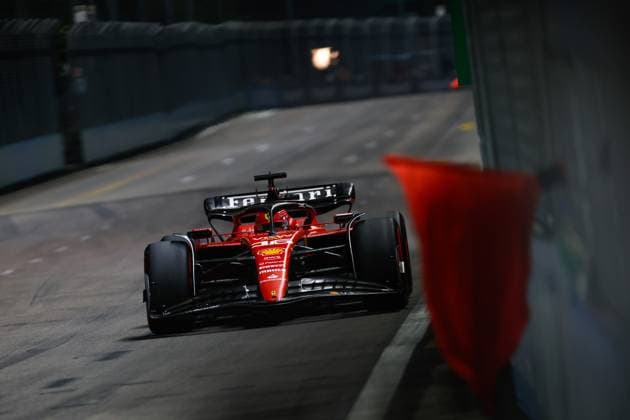 16 LECLERC Charles (mco), Scuderia Ferrari SF-23, action during the 2023 Formula 1 Singapore Airlines Singapore Grand Prix, 15th round of the 2023 Formula One World Championship, WM, Weltmeisterschaft from September 15 to 17, 2023 on the Marina Bay Street Circuit, in Singapore - F1 - SINGAPORE GRAND PRIX 2023 DPPI Panoramic  00123034__35A2619