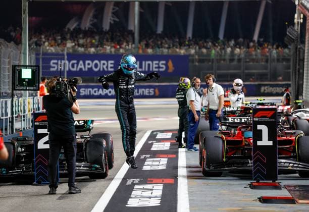 RUSSELL George (gbr), Mercedes AMG F1 Team W14, portrait during the 2023 Formula 1 Singapore Airlines Singapore Grand Prix, 15th round of the 2023 Formula One World Championship, WM, Weltmeisterschaft from September 15 to 17, 2023 on the Marina Bay Street Circuit, in Singapore - F1 - SINGAPORE GRAND PRIX 2023 DPPI Panoramic  00123034__H0A0700