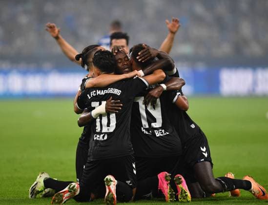 Sport Themen der Woche KW37 Sport Bilder des Tages 16.09.2023, Gelsenkirchen, Germany, VELTINS-Arena, FC Schalke 04 vs 1. FC Magdeburg - 2. Bundesliga, Silas Gnaka (1. FC Magdeburg) Torjubel, jubelt mit seiner Mannschaft nach dem Treffer zum 0:2 (Foto Ralf Treese) DFB DFL REGULATIONS PROHIBIT ANY USE OF PHOTOGRAPHS AS IMAGE SEQUENCES AND OR QUASI-VIDEO. Gelsenkirchen VELTINS-Arena North Rhine-Westphalia Germany *** 16 09 2023, Gelsenkirchen, Germany, VELTINS Arena, FC Schalke 04 vs 1 FC Magdeburg 2 Bundesliga, Silas Gnaka 1 FC Magdeburg goal celebration, cheers with his team after scoring 0 2 Photo Ralf Treese DFB DFL REGULATIONS PROHIBIT ANY USE OF PHOTOGRAPHS AS IMAGE SEQUENCES AND OR QUASI VIDEO Gelsenkirchen VELTINS Arena North Rhine Westphalia Germany 521_S04FCM20230915_017 Treese-521