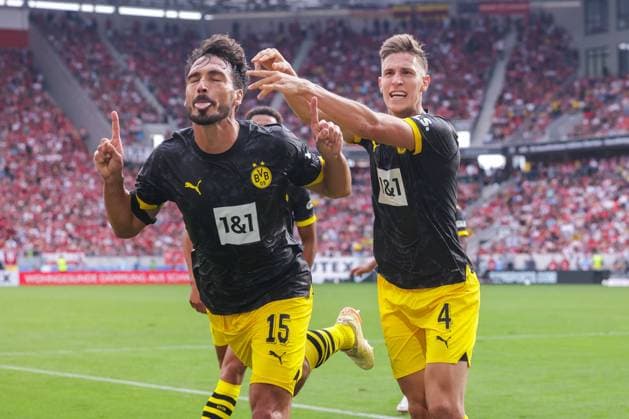 16 09 2023, Football, Season 2023 2024, 1 Bundesliga, Matchday 4, SC Freiburg Borussia Dortmund, f l Mats Hummels Borussia Dortmund , Nico Schlotterbeck Borussia Dortmund celebrate the goal to 2 3, Freiburg Europa Park Stadium Baden Württemberg Germany xRHR PHOTO DEx Copyright: DennisxEwert RHR-FOTOx RHR-FOTO DE