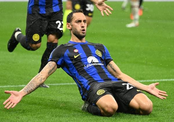 Fußball, Inter Mailand - AC Mailand (230917) -- MILAN, Sept. 17, 2023 -- Inter Milan s Hakan Calhanoglu celebrates his goal during a Serie A football match between Inter Milan and AC Milan in Milan, Italy, on Sept. 16, 2023. (Photo by Alberto Lingria Xinhua) (SP)ITALY-MILAN-FOOTBALL-SERIE A-INTER MILAN VS AC MILAN JinxMamengni 