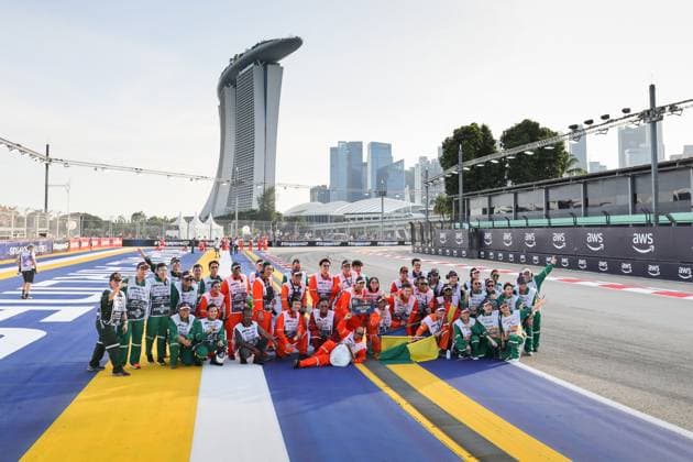 marshall, commissaire de piste, marshal, marshalls, marshals group picture during the 2023 Formula 1 Singapore Airlines Singapore Grand Prix, 15th round of the 2023 Formula One World Championship, WM, Weltmeisterschaft from September 15 to 17, 2023 on the Marina Bay Street Circuit, in Singapore - F1 - SINGAPORE GRAND PRIX 2023 - RACE DPPI Panoramic  00123035_AV3_8193
