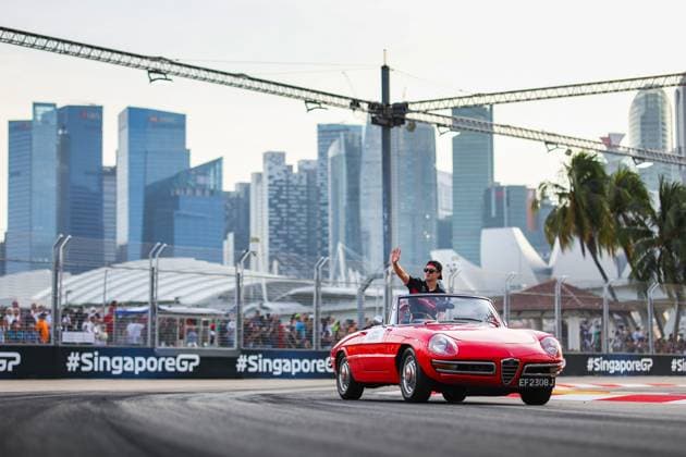 ZHOU Guanyu (chi), Alfa Romeo F1 Team Stake C43, portrait drivers parade des pilotes during the 2023 Formula 1 Singapore Airlines Singapore Grand Prix, 15th round of the 2023 Formula One World Championship, WM, Weltmeisterschaft from September 15 to 17, 2023 on the Marina Bay Street Circuit, in Singapore - F1 - SINGAPORE GRAND PRIX 2023 - RACE DPPI Panoramic  00123035_AV6_8468