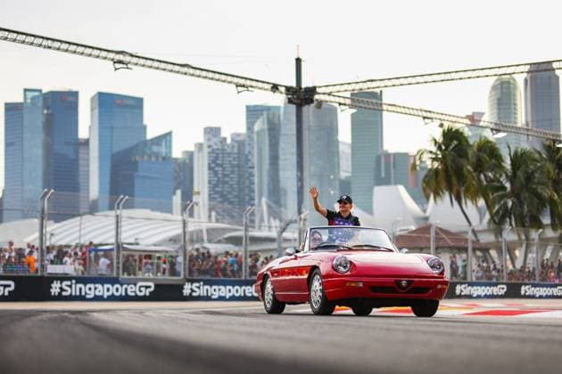 BOTTAS Valtteri (fin), Alfa Romeo F1 Team Stake C43, portrait drivers parade des pilotes during the 2023 Formula 1 Singapore Airlines Singapore Grand Prix, 15th round of the 2023 Formula One World Championship, WM, Weltmeisterschaft from September 15 to 17, 2023 on the Marina Bay Street Circuit, in Singapore - F1 - SINGAPORE GRAND PRIX 2023 - RACE DPPI Panoramic  00123035_AV6_8477