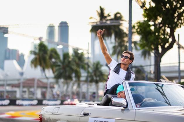 RUSSELL George (gbr), Mercedes AMG F1 Team W14, portrait drivers parade des pilotes during the 2023 Formula 1 Singapore Airlines Singapore Grand Prix, 15th round of the 2023 Formula One World Championship, WM, Weltmeisterschaft from September 15 to 17, 2023 on the Marina Bay Street Circuit, in Singapore - F1 - SINGAPORE GRAND PRIX 2023 - RACE DPPI Panoramic  00123035_AV6_8606