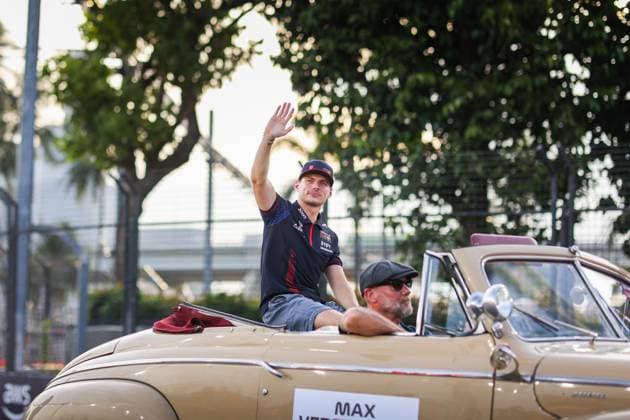 VERSTAPPEN Max (ned), Red Bull Racing RB19, portrait drivers parade des pilotes during the 2023 Formula 1 Singapore Airlines Singapore Grand Prix, 15th round of the 2023 Formula One World Championship, WM, Weltmeisterschaft from September 15 to 17, 2023 on the Marina Bay Street Circuit, in Singapore - F1 - SINGAPORE GRAND PRIX 2023 - RACE DPPI Panoramic  00123035_AV6_8617