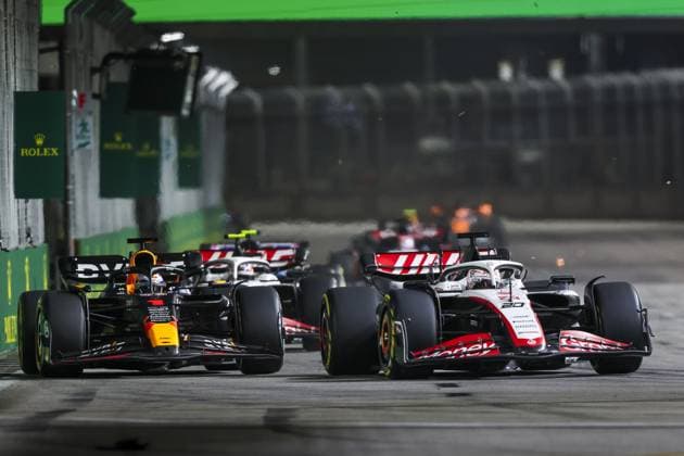 20 MAGNUSSEN Kevin (den), Haas F1 Team VF-23 Ferrari, 01 VERSTAPPEN Max (nld), Red Bull Racing RB19, action during the 2023 Formula 1 Singapore Airlines Singapore Grand Prix, 15th round of the 2023 Formula One World Championship, WM, Weltmeisterschaft from September 15 to 17, 2023 on the Marina Bay Street Circuit, in Singapore - F1 - SINGAPORE GRAND PRIX 2023 - RACE DPPI Panoramic  G0OD0595