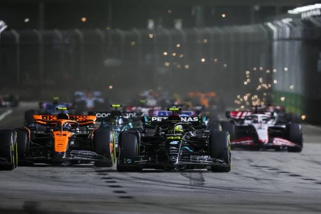 44 HAMILTON Lewis (gbr), Mercedes AMG F1 Team W14, action during the 2023 Formula 1 Singapore Airlines Singapore Grand Prix, 15th round of the 2023 Formula One World Championship, WM, Weltmeisterschaft from September 15 to 17, 2023 on the Marina Bay Street Circuit, in Singapore - F1 - SINGAPORE GRAND PRIX 2023 - RACE DPPI Panoramic  G0OD0391