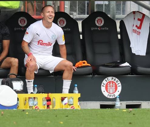 substituted again, Lewis Holtby Holstein Kiel football, 2 Liga, season 2023 2024, men, FC St Pauli vs KSV Holstein Kiel DFL REGULATIONS PROHIBIT ANY USE OF PHOTOGRAPHS AS IMAGE SEQUENCES AND OR QUASI VIDEO