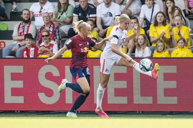 GOOGLE PIXEL Womens Bundesliga 1 FC Koeln RB Leipzig 17 09 2023 duel Frederike Kempe RB Leipzig, 2 , Sharon Beck 1 FC Koeln, 10 GOOGLE PIXEL Womens Bundesliga, 1 FC Koeln RB Leipzig, Koeln, Franz Kremer Stadion on 17 09 2023 DFB REGULATIONS PROHIBIT ANY USE OF PHOTOGRAPHS AS IMAGE SEQUENCES AND OR QUASI VIDEO Copyright: xBEAUTIFULxSPORTS Wunderlx