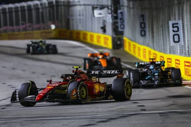 55 SAINZ Carlos (spa), Scuderia Ferrari SF-23, action during the 2023 Formula 1 Singapore Airlines Singapore Grand Prix, 15th round of the 2023 Formula One World Championship, WM, Weltmeisterschaft from September 15 to 17, 2023 on the Marina Bay Street Circuit, in Singapore - F1 - SINGAPORE GRAND PRIX 2023 - RACE DPPI Panoramic  G0OD0853