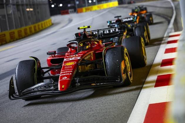 55 SAINZ Carlos (spa), Scuderia Ferrari SF-23, action during the 2023 Formula 1 Singapore Airlines Singapore Grand Prix, 15th round of the 2023 Formula One World Championship, WM, Weltmeisterschaft from September 15 to 17, 2023 on the Marina Bay Street Circuit, in Singapore - F1 - SINGAPORE GRAND PRIX 2023 - RACE DPPI Panoramic  GOOD3295