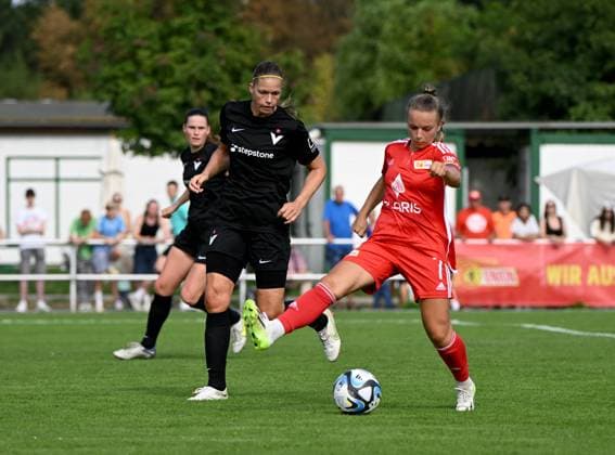 Football, Women, Regionalliga Nordost, Season 2023 2024 4 Matchday , 1 FC Union Berlin FC Viktoria 89, v l Manieke Anouk Dekker FC Viktoria 1889 Berlin , Lisa Heiseler 1 Women 1 FC Union , 17 09 2023, Copyright: xMatthiasxKochx