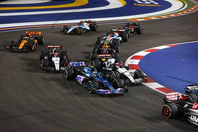 Start, 10 Pierre Gasly FRA, BWT Alpine F1 Team , 40 Liam Lawson NZL, Scuderia AlphaTauri , 22 Yuki Tsunoda JPN, Scuderia AlphaTauri , F1 Grand Prix of Singapore at Marina Bay Street Circuit on September 17, 2023 in Singapore, Singapore Photo by HOCH ZWEI Singapore Singapore