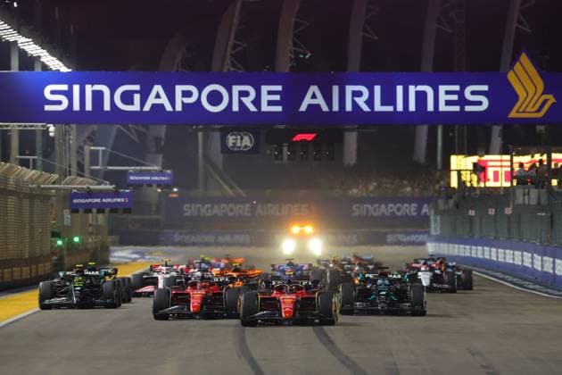 Start, 55 Carlos Sainz ESP, Scuderia Ferrari , 16 Charles Leclerc MCO, Scuderia Ferrari , 63 George Russell GBR, Mercedes AMG Petronas F1 Team , 44 Lewis Hamilton GBR, Mercedes AMG Petronas F1 Team , F1 Grand Prix of Singapore at Marina Bay Street Circuit on September 17, 2023 in Singapore, Singapore Photo by HOCH ZWEI Singapore Singapore