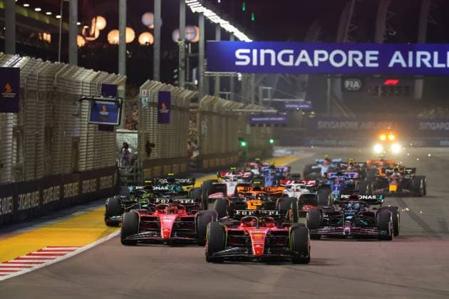 Start, 55 Carlos Sainz ESP, Scuderia Ferrari , 16 Charles Leclerc MCO, Scuderia Ferrari , 63 George Russell GBR, Mercedes AMG Petronas F1 Team , 44 Lewis Hamilton GBR, Mercedes AMG Petronas F1 Team , F1 Grand Prix of Singapore at Marina Bay Street Circuit on September 17, 2023 in Singapore, Singapore Photo by HOCH ZWEI Singapore Singapore