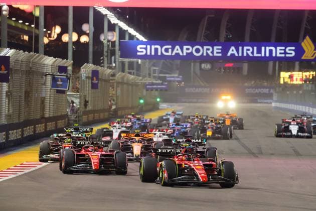Start, 55 Carlos Sainz ESP, Scuderia Ferrari , 16 Charles Leclerc MCO, Scuderia Ferrari , 63 George Russell GBR, Mercedes AMG Petronas F1 Team , 44 Lewis Hamilton GBR, Mercedes AMG Petronas F1 Team , F1 Grand Prix of Singapore at Marina Bay Street Circuit on September 17, 2023 in Singapore, Singapore Photo by HOCH ZWEI Singapore Singapore