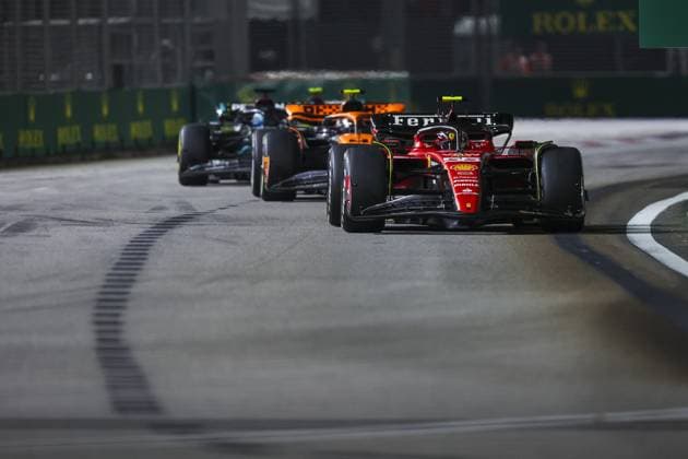 55 SAINZ Carlos (spa), Scuderia Ferrari SF-23, action during the 2023 Formula 1 Singapore Airlines Singapore Grand Prix, 15th round of the 2023 Formula One World Championship, WM, Weltmeisterschaft from September 15 to 17, 2023 on the Marina Bay Street Circuit, in Singapore - F1 - SINGAPORE GRAND PRIX 2023 - RACE DPPI Panoramic  G0OD0970