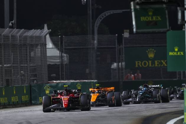 55 SAINZ Carlos (spa), Scuderia Ferrari SF-23, action during the 2023 Formula 1 Singapore Airlines Singapore Grand Prix, 15th round of the 2023 Formula One World Championship, WM, Weltmeisterschaft from September 15 to 17, 2023 on the Marina Bay Street Circuit, in Singapore - F1 - SINGAPORE GRAND PRIX 2023 - RACE DPPI Panoramic  G0OD0963