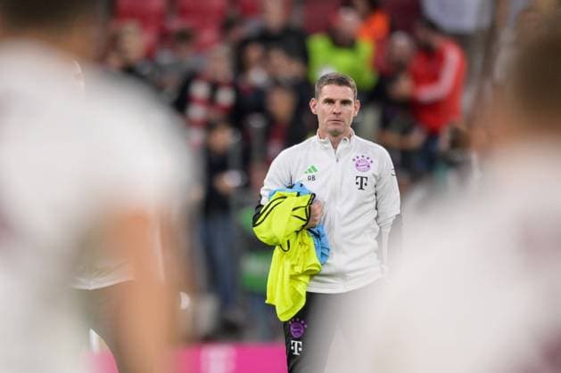 Soccer, 1 Bundesliga, 20230915, FC Bayern Munich Bayer 04 Leverkusen In the picture Co coach of FC Bayern Munich Anthony BARRY warm-up Munich Allianz Arena Bayern Germany Copyright: Passion2Press MarkusxFischerx