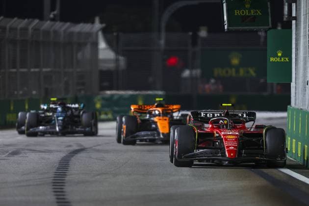 55 SAINZ Carlos (spa), Scuderia Ferrari SF-23, action during the 2023 Formula 1 Singapore Airlines Singapore Grand Prix, 15th round of the 2023 Formula One World Championship, WM, Weltmeisterschaft from September 15 to 17, 2023 on the Marina Bay Street Circuit, in Singapore - F1 - SINGAPORE GRAND PRIX 2023 - RACE DPPI Panoramic  G0OD0991
