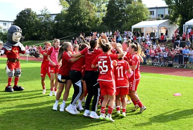 Football, women, Regionalliga Nordost, season 2023 2024 4 matchday , 1 FC Union Berlin FC Viktoria 89, Union cheering after the final whistle, 17 09 2023, Copyright: xMatthiasxKochx