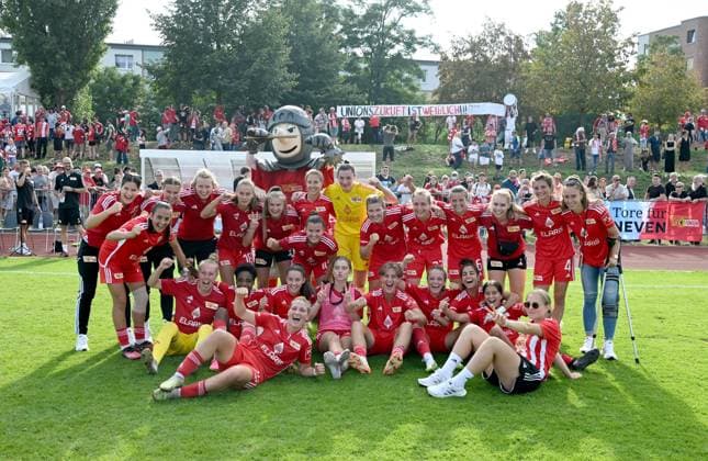 Football, women, Regionalliga Nordost, season 2023 2024 4 matchday , 1 FC Union Berlin FC Viktoria 89, Union cheering after the final whistle, fans of Union, Unions future is female, 17 09 2023, Copyright: xMatthiasxKochx