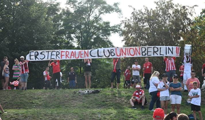 Football, women, Regionalliga Nordost, season 2023 2024 4 matchday , 1 FC Union Berlin FC Viktoria 89, Union cheering after the final whistle, fans of Union, First womens club Union Berlin, 17 09 2023, Copyright: xMatthiasxKochx