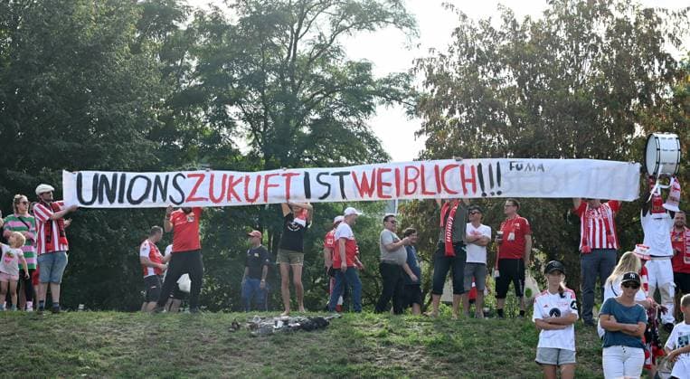 Football, women, Regionalliga Nordost, season 2023 2024 4 matchday , 1 FC Union Berlin FC Viktoria 89, Union cheering after the final whistle, fans of Union, Unions future is female, 17 09 2023, Copyright: xMatthiasxKochx