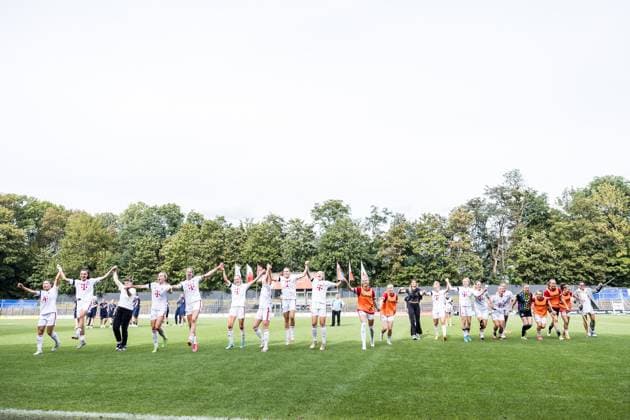 GOOGLE PIXEL Womens Bundesliga 1 FC Koeln RB Leipzig 17 09 2023 The players of 1 FC Koeln celebrate the victory GOOGLE PIXEL Womens Bundesliga, 1 FC Koeln RB Leipzig, Koeln, Franz Kremer Stadium on 17 09 2023 DFB REGULATIONS PROHIBIT ANY USE OF PHOTOGRAPHS AS IMAGE SEQUENCES AND OR QUASI VIDEO Copyright: xBEAUTIFULxSPORTS Wunderlx