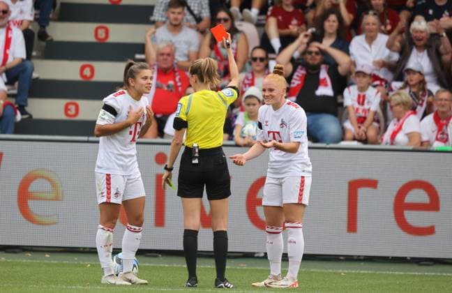 Referee Davina Lutz shows yellow red for Martyna Wiankowska Cologne, L , 1 FC Cologne RB Leipzig, Google Pixel Frauen Bundesliga, 1 Spieltag, Cologne, Germany, 17 09 2023
