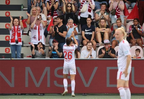 Martyna Wiankowska Cologne goes off the field under applause after yellow red card, 1 FC Cologne RB Leipzig, Google Pixel Frauen Bundesliga, 1 Spieltag, Cologne, Germany, 17 09 2023