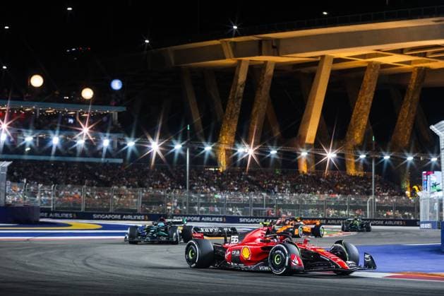 55 SAINZ Carlos (spa), Scuderia Ferrari SF-23, action during the 2023 Formula 1 Singapore Airlines Singapore Grand Prix, 15th round of the 2023 Formula One World Championship, WM, Weltmeisterschaft from September 15 to 17, 2023 on the Marina Bay Street Circuit, in Singapore - F1 - SINGAPORE GRAND PRIX 2023 - RACE DPPI Panoramic  00123035_AV6_9884