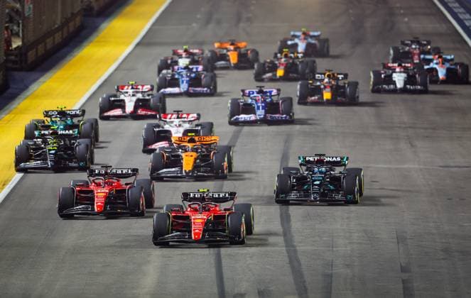 start of the race, depart, 55 SAINZ Carlos (spa), Scuderia Ferrari SF-23, 16 LECLERC Charles (mco), Scuderia Ferrari SF-23, 63 RUSSELL George (gbr), Mercedes AMG F1 Team W14, action during the 2023 Formula 1 Singapore Airlines Singapore Grand Prix, 15th round of the 2023 Formula One World Championship, WM, Weltmeisterschaft from September 15 to 17, 2023 on the Marina Bay Street Circuit, in Singapore - F1 - SINGAPORE GRAND PRIX 2023 - RACE DPPI Panoramic 00123035_AV3_8745