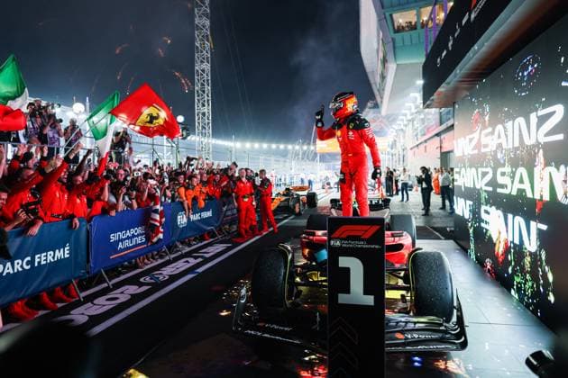 SAINZ Carlos (spa), Scuderia Ferrari SF-23, portrait, win celebration in parc ferme during the 2023 Formula 1 Singapore Airlines Singapore Grand Prix, 15th round of the 2023 Formula One World Championship, WM, Weltmeisterschaft from September 15 to 17, 2023 on the Marina Bay Street Circuit, in Singapore - F1 - SINGAPORE GRAND PRIX 2023 - RACE DPPI Panoramic  00123035_AV3_9564
