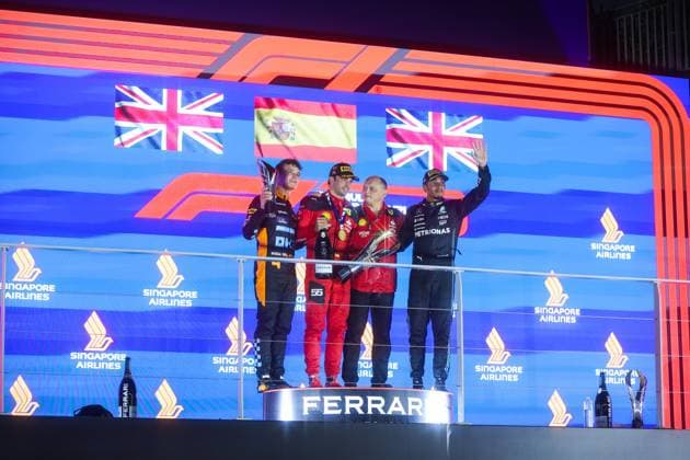 podium VASSEUR Frederic (fra), Team Principal & General Manager of the Scuderia Ferrari, NORRIS Lando (gbr), McLaren F1 Team MCL60, SAINZ Carlos (spa), Scuderia Ferrari SF-23, HAMILTON Lewis (gbr), Mercedes AMG F1 Team W14, portrait during the 2023 Formula 1 Singapore Airlines Singapore Grand Prix, 15th round of the 2023 Formula One World Championship, WM, Weltmeisterschaft from September 15 to 17, 2023 on the Marina Bay Street Circuit, in Singapore - F1 - SINGAPORE GRAND PRIX 2023 - RACE DPPI Panoramic 00123035_AV6_0302
