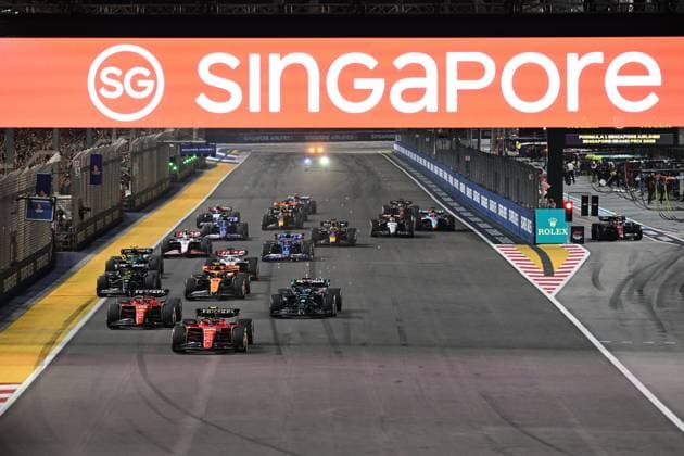 (230917) -- SINGAPORE, Sept. 17, 2023 -- Ferrari driver Carlos Sainz (Front) of Spain races at the start of the Formula One Singapore Grand Prix Night Race at the Marina Bay Street Circuit, Sept. 17, 2023. (Photo by Xinhua) (SP)SINGAPORE-F1-SINGAPORE GRAND PRIX ThenxChihxWey 