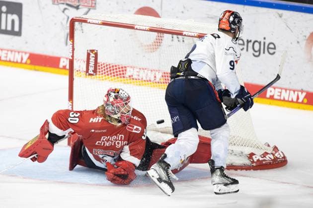 Sport Themen der Woche KW37 Sport Bilder des Tages PENNY DEL 1. Koelner Haie - ERC Ingolstadt; Koeln, 17.09.2023 Andrew Rowe (ERC Ingolstadt, 9); Mirko Pantkowski (Koelner Haie, 30); PENNY DEL 1. Koelner Haie - ERC Ingolstadt am 17.09.2023 in der Lanxess Arena in Koeln (Deutschland). *** PENNY DEL 1 Koelner Haie ERC Ingolstadt Koeln, 17 09 2023 Andrew Rowe ERC Ingolstadt, 9 Mirko Pantkowski Koelner Haie, 30 PENNY DEL 1 Koelner Haie ERC Ingolstadt on 17 09 2023 at Lanxess Arena in Koeln Germany Copyright: xBEAUTIFULxSPORTS AndreasxDickx