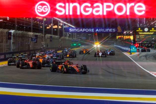 Formel 1, GP Singapur, Das Rennen 17th September 2023; Marina Bay Street Circuit, Singapore; 2023 Formula 1 Singapore Airlines Singapore Grand Prix; Race Day; Start of the race as the leaders take the 1st corner  ActionPlus12554766 StephenxBlackberry