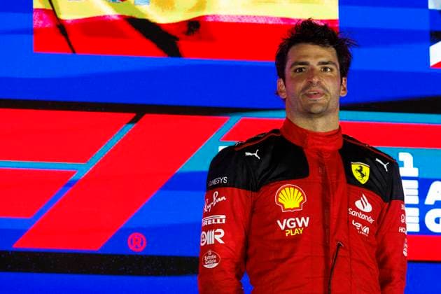 Formel 1, GP Singapur, Das Rennen 17th September 2023; Marina Bay Street Circuit, Singapore; 2023 Formula 1 Singapore Airlines Singapore Grand Prix; Race Day; Number 55 Scuderia Ferrari driver Carlos Sainz Jr on the podium as he wins the race  ActionPlus12554916 StephenxBlackberry