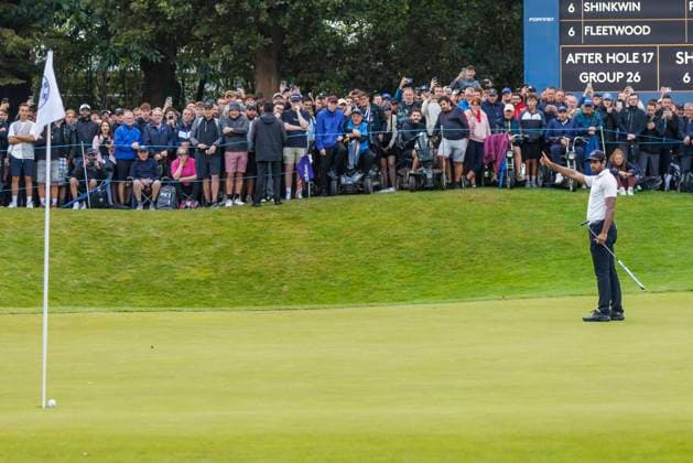 Golf - 2023 BMW PGA, Golf Herren Championship - Final Day - Wentworth - Sunday 17th September 2023 Aaron Rai (Eng) raises his hand in celebration but his long putt just shave the hole on the 18th green at Wentworth COLORSPORT DANIEL BEARHAM  csp_golf_db_17092023_