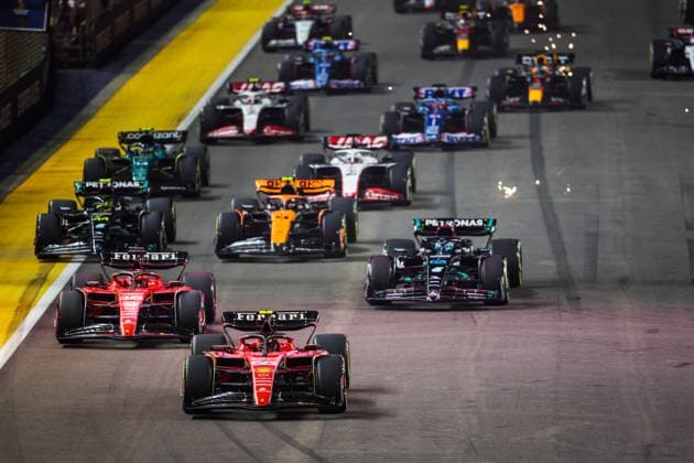 Start, 55 Carlos Sainz ESP, Scuderia Ferrari , 16 Charles Leclerc MCO, Scuderia Ferrari , 63 George Russell GBR, Mercedes AMG Petronas F1 Team , F1 Grand Prix of Singapore at Marina Bay Street Circuit on September 17, 2023 in Singapore, Singapore Photo by HOCH ZWEI Singapore Singapore