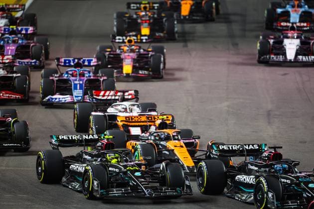 Start, 63 George Russell GBR, Mercedes AMG Petronas F1 Team , 44 Lewis Hamilton GBR, Mercedes AMG Petronas F1 Team , 4 Lando Norris GBR, McLaren F1 Team , F1 Grand Prix of Singapore at Marina Bay Street Circuit on September 17, 2023 in Singapore, Singapore Photo by HOCH ZWEI Singapore Singapore