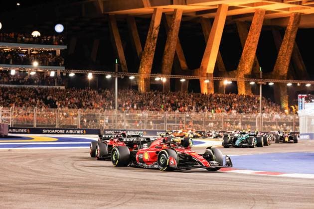 September 17, 2023, Singapore, Singapore: Carlos Sainz of Spain drives the (55) Ferrari SF-23 during the F1 Grand Prix of Singapore at the Marina Bay Street circuit. Singapore Singapore - ZUMAs197 20230917_aaa_s197_061 Copyright: xGeorgexHitchensx