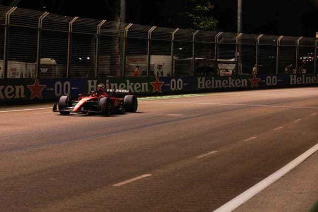 September 17, 2023, Singapore, Singapore: Carlos Sainz of Spain drives the (55) Ferrari SF-23 during the F1 Grand Prix of Singapore at the Marina Bay Street circuit. Singapore Singapore - ZUMAs197 20230917_aaa_s197_062 Copyright: xGeorgexHitchensx