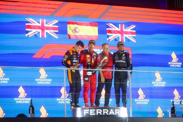 4 Lando Norris GBR, McLaren F1 Team , 55 Carlos Sainz ESP, Scuderia Ferrari , Frederic Vasseur FRA, Scuderia Ferrari , 44 Lewis Hamilton GBR, Mercedes AMG Petronas F1 Team , F1 Grand Prix of Singapore at Marina Bay Street Circuit on September 17, 2023 in Singapore, Singapore Photo by HOCH ZWEI Singapore Singapore