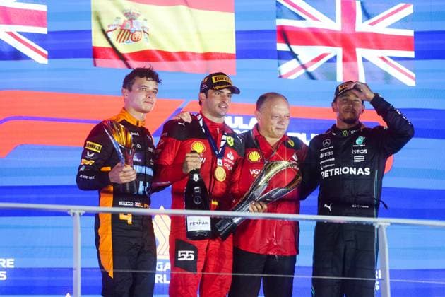 4 Lando Norris GBR, McLaren F1 Team , 55 Carlos Sainz ESP, Scuderia Ferrari , Frederic Vasseur FRA, Scuderia Ferrari , 44 Lewis Hamilton GBR, Mercedes AMG Petronas F1 Team , F1 Grand Prix of Singapore at Marina Bay Street Circuit on September 17, 2023 in Singapore, Singapore Photo by HOCH ZWEI Singapore Singapore