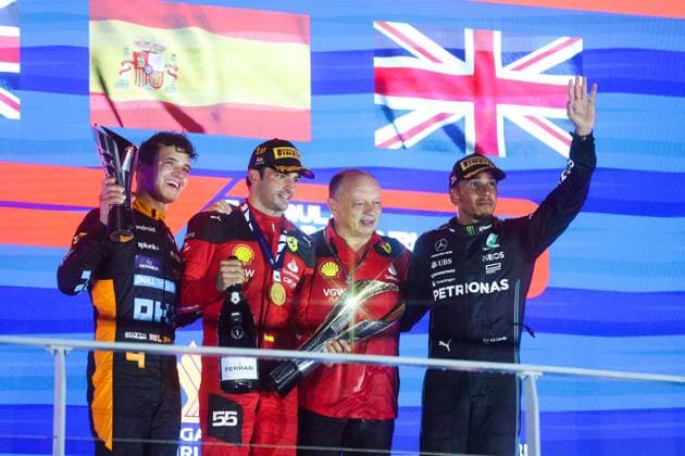 4 Lando Norris GBR, McLaren F1 Team , 55 Carlos Sainz ESP, Scuderia Ferrari , Frederic Vasseur FRA, Scuderia Ferrari , 44 Lewis Hamilton GBR, Mercedes AMG Petronas F1 Team , F1 Grand Prix of Singapore at Marina Bay Street Circuit on September 17, 2023 in Singapore, Singapore Photo by HOCH ZWEI Singapore Singapore